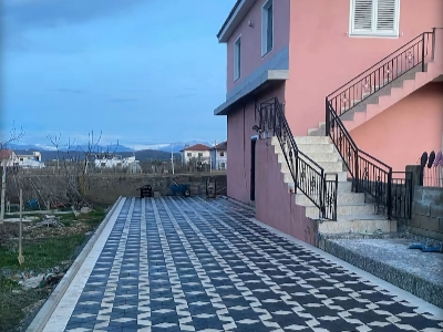 Shtrim me pllake romb te zeze dhe te bardhe Shtrim me pllake romb te zeze dhe te bardhe